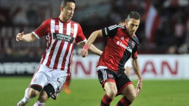 Maxi Rodríguez en acción ante el Pincha.