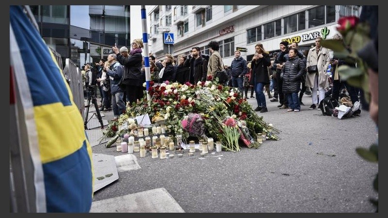 En el lugar del atentado se depositaron ofrendas florales para recordar a las víctimas