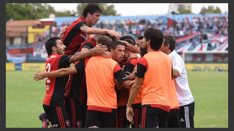 Titulares y suplentes festejando el gol en Sarandí para seguir arriba. 