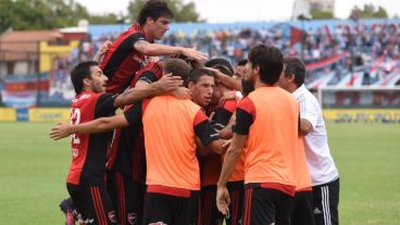 Titulares y suplentes festejando el gol en Sarandí para seguir arriba.