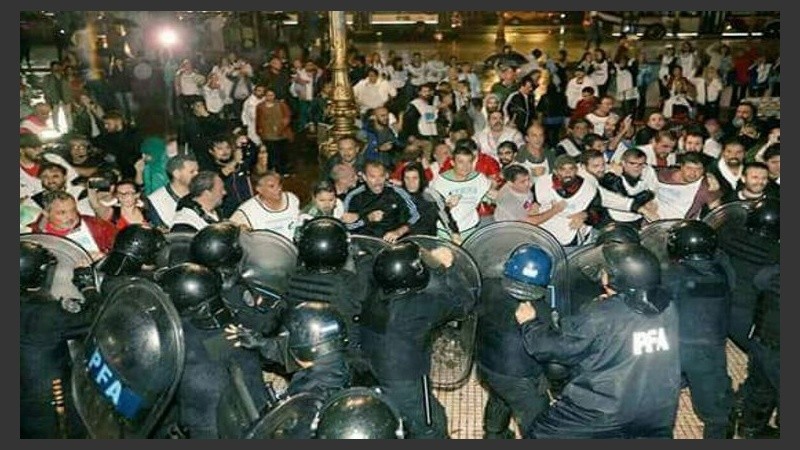 Docentes en el Congreso este domingo a la noche. 