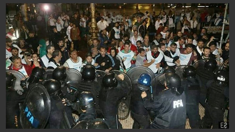 Una escena violenta frente al Congreso de la Nación.