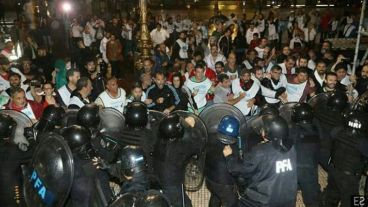 Una escena violenta frente al Congreso de la Nación.