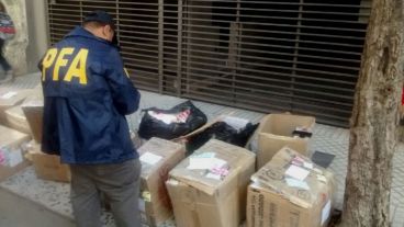 La PFA secuestró cajas de cigarrillos Rodeo que ingresaron de manera ilegal al país.