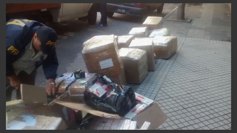 La PFA secuestró cajas de cigarrillos Rodeo que ingresaron de manera ilegal al país.