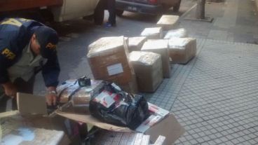 La PFA secuestró cajas de cigarrillos Rodeo que ingresaron de manera ilegal al país.