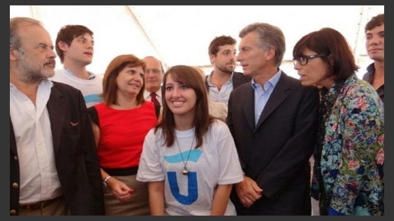 Mauricio Macri en la carpa montada frente al Congreso en 2013, junto a E. Amadeo, P. Bullrich, L. Alonso y otros funcionarios de Cambiemos.