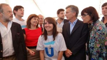 Mauricio Macri en la carpa montada frente al Congreso en 2013, junto a E. Amadeo, P. Bullrich, L. Alonso y otros funcionarios de Cambiemos.