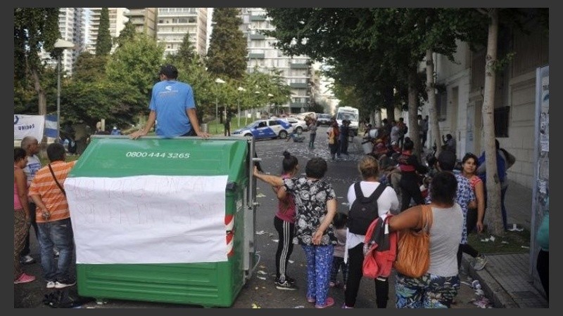 Carreros protestando en la puerta del Concejo Municipal el martes último.