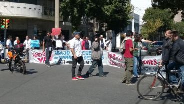 Trabajadores suspendidos de General Motors frente al Ministerio de Trabajo.