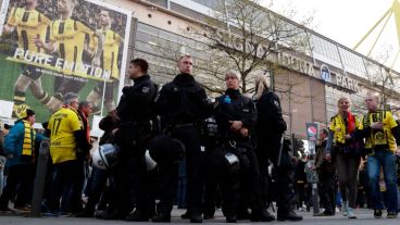 Policías trabajan en inmediaciones del estadio, donde había mucha gente.