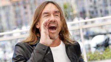 “Escribí una canción acerca de un estúpido que me quiere atrapar. Está llena de energía negativa”, dijo Iggy Pop sobre "Asshole Blues".