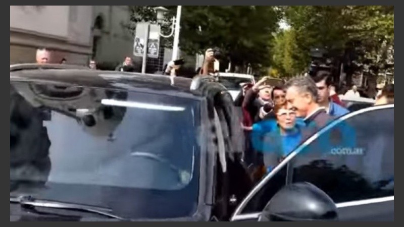 El momento en que increpan a Macri a la salida de la iglesia en Tandil.