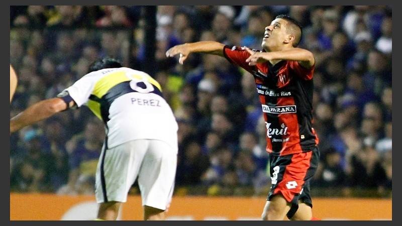 Mazazo en La Boca. Arce marcó un gol histórico para el Patrón.