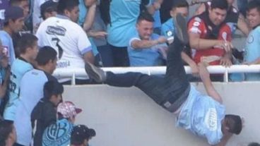 El momento en el que Balco cae de la tribuna.