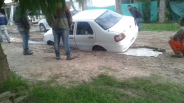 Así quedó el auto luego de caer en el pozo.