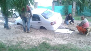 Así quedó el auto luego de caer en el pozo.