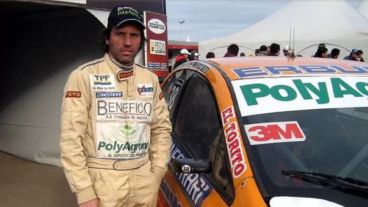 Nicolás Traut junto a su auto de TC 2000.