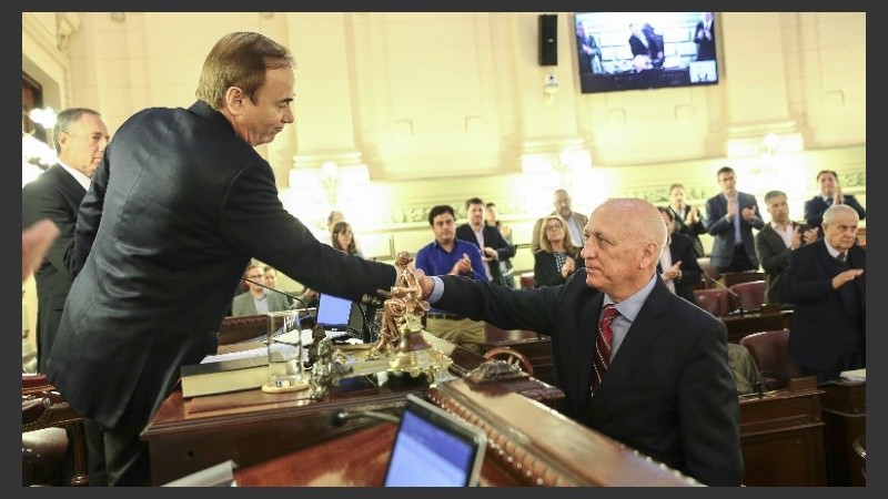 Eduardo Di Pollina saluda a Bonfatti, tras ser ratificado en el cargo de presidente del cuerpo.