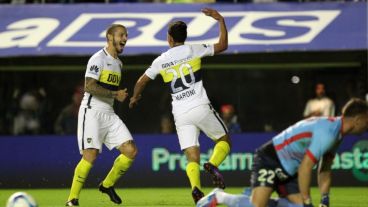 Benedetto y Maroni, goleadores en la Bombonera ante Arsenal.