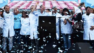 El acto fue en la carpa docente sobre la Plaza de los dos Congresos.