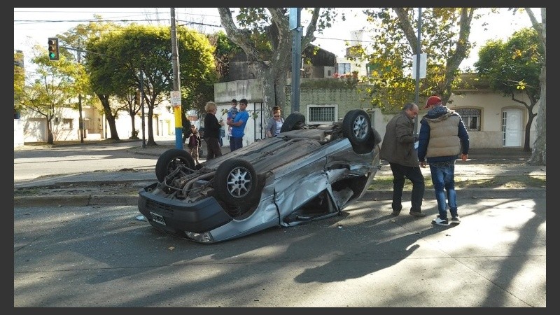 Así quedó uno de los autos involucrados en el accidente. 