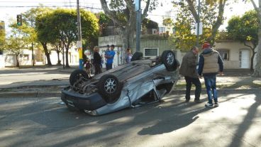 Así quedó uno de los autos involucrados en el accidente.