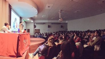 Aforo completo en el Aula Magna de la UAI.