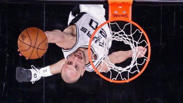 Manu en acción ante los Rockets.