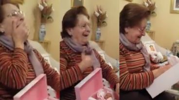 Un video de una abuela que recibe un particular regalo se hizo viral.