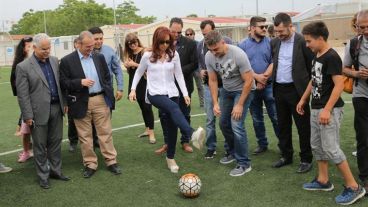 La ex presidenta en un campo de refugiados en Grecia.