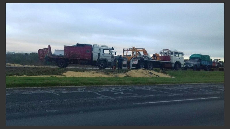 El vuelco ocurrió a la altura del kilómetro 14, en la autopista a Santa Fe.