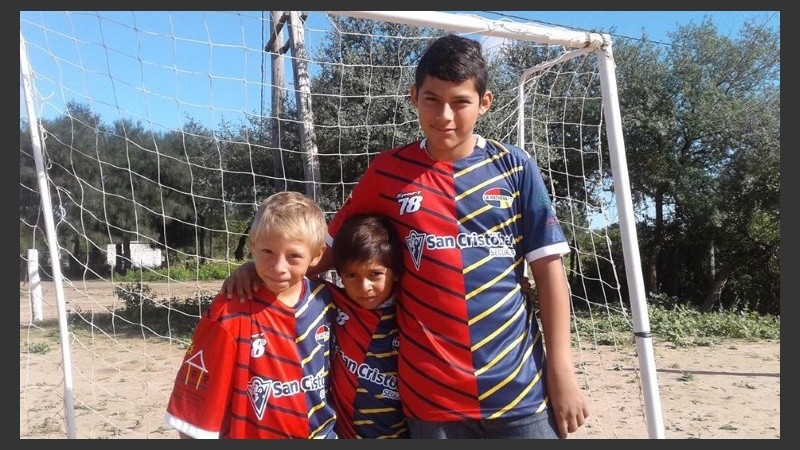 Los chicos del Impenetrable con la camiseta mitad leprosa mitad canalla. 