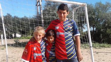 Los chicos del Impenetrable con la camiseta mitad leprosa mitad canalla.