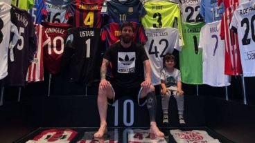 Messi con uno de sus hijos y sus camisetas.