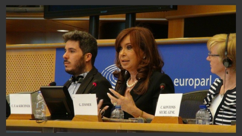 Cristina con eurodiputados en Bruselas. 