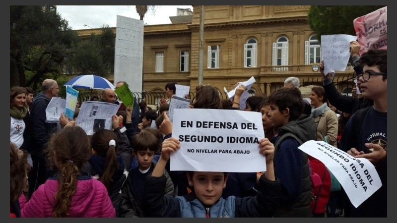 Padres y alumnos se concentraron frente a la escuela.