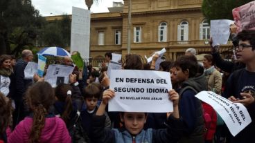 Padres y alumnos se concentraron frente a la escuela.