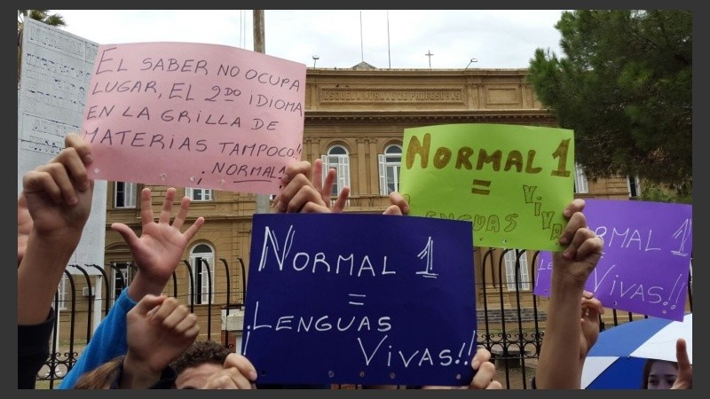 Padres y alumnos se concentraron frente a la escuela.