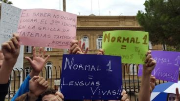 Padres y alumnos se concentraron frente a la escuela.