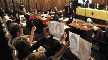 Familiares de las víctimas durante un juicio a "Chubi" López en 2012.