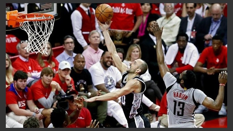 Manu encesta, lo mira Harden.