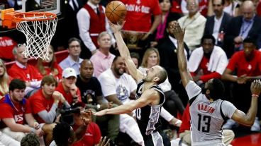 Manu encesta, lo mira Harden.