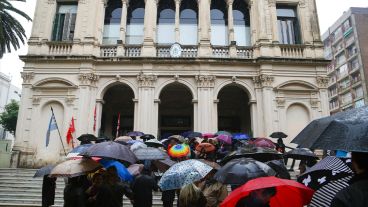 A pesar de la intensa lluvia, muchas personas se acercaron a escuchar el fallo este viernes al mediodía.