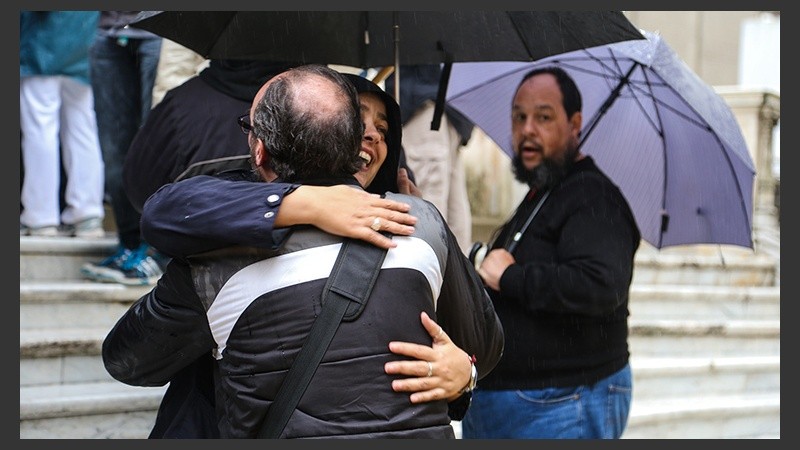 Festejos en la puerta de Tribunal Oral Federal en lo Criminal Nº 1 de Rosario.