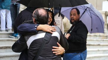 Festejos en la puerta de Tribunal Oral Federal en lo Criminal Nº 1 de Rosario.