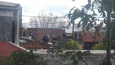 El techo por donde quiso escapar el hombre y murió.