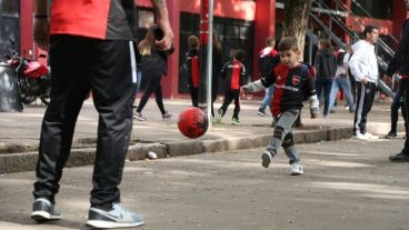 Los hinchas se preparan para el clásico del domingo.