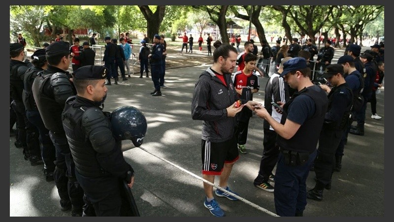 Cientos de policías en las inmediaciones del estadio.