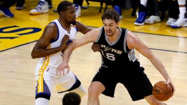 El español Gasol ataca ante la marca de Durant.